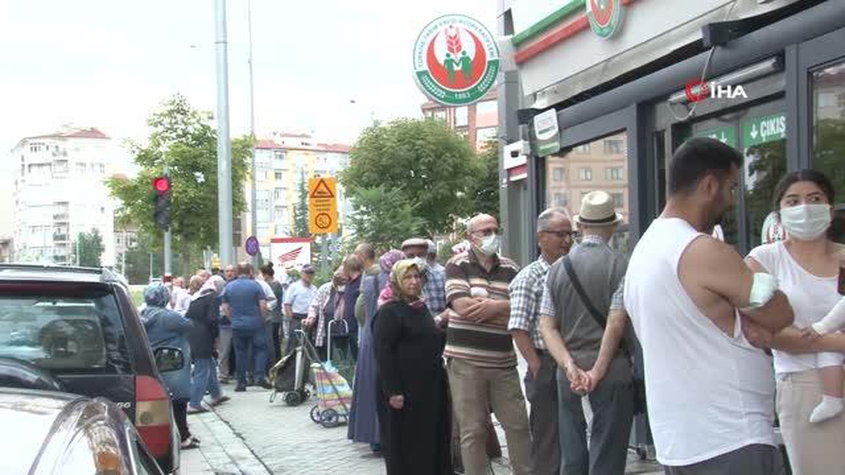 Tarım Kredi Kooperatifi marketi önünde indirim yoğunluğu