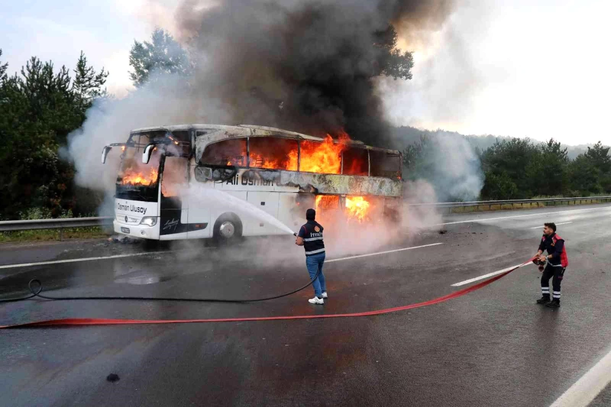 TEM\'de yolcu otobüsü alev alev yandı