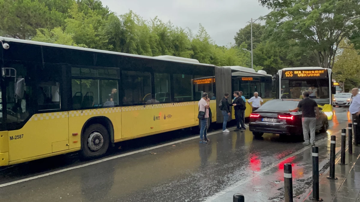 Üsküdar\'da birbirine yol vermeyen İETT otobüsü ile otomobilin sürücüleri trafiğe neden oldu