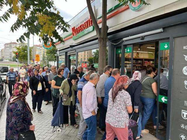Vatandaş, Tarım Kredi marketlerine akın ediyor! İşte indirime giren ürünlerin fiyatları Vatandaş, Tarım Kredi marketlerine akın ediyor! İşte indirime giren ürünlerin fiyatları
