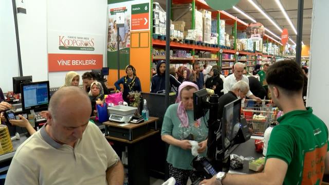 Vatandaş, Tarım Kredi marketlerine akın ediyor! İşte indirime giren ürünlerin fiyatları Vatandaş, Tarım Kredi marketlerine akın ediyor! İşte indirime giren ürünlerin fiyatları