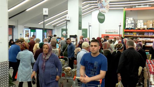 Vatandaş, Tarım Kredi marketlerine akın ediyor! İşte indirime giren ürünlerin fiyatları Vatandaş, Tarım Kredi marketlerine akın ediyor! İşte indirime giren ürünlerin fiyatları