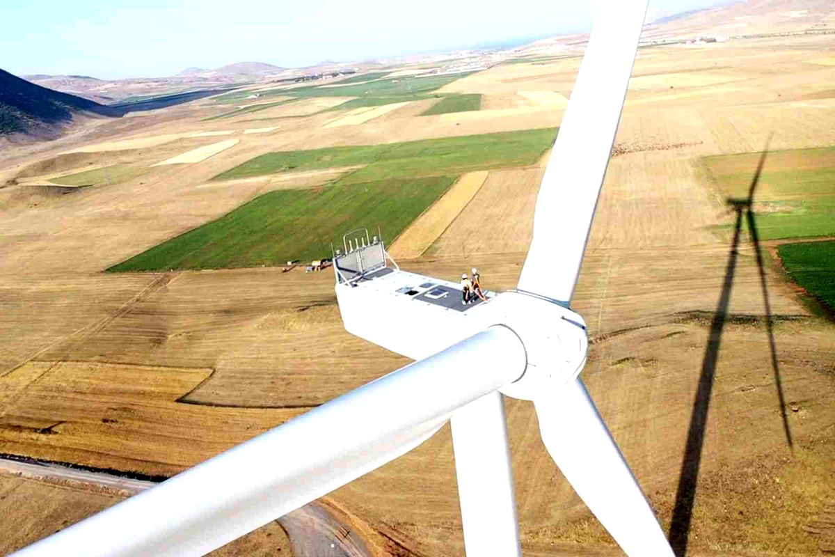 VEDAŞ çalışanları, rüzgarın elektrik enerjisine dönüşünü yerinde inceledi