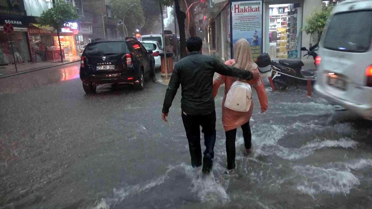 Yalova\'da sağanak yağış etkili oluyor