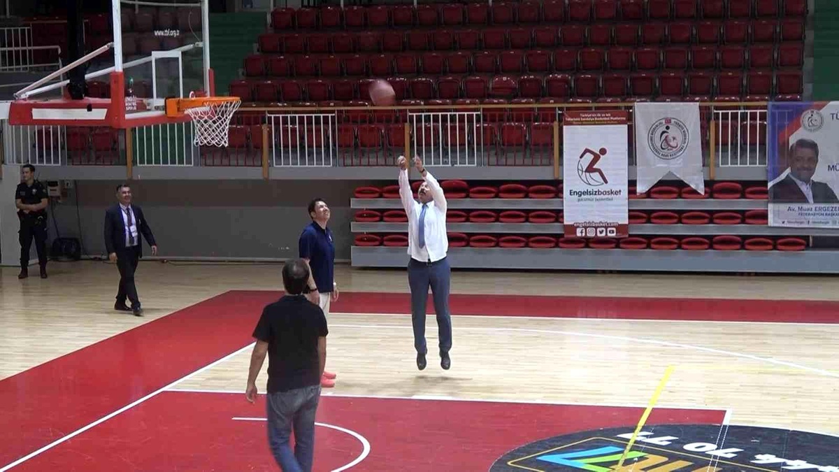 Yalova İl Emniyet Müdürü Toplaoğlu\'ndan basketbol şov