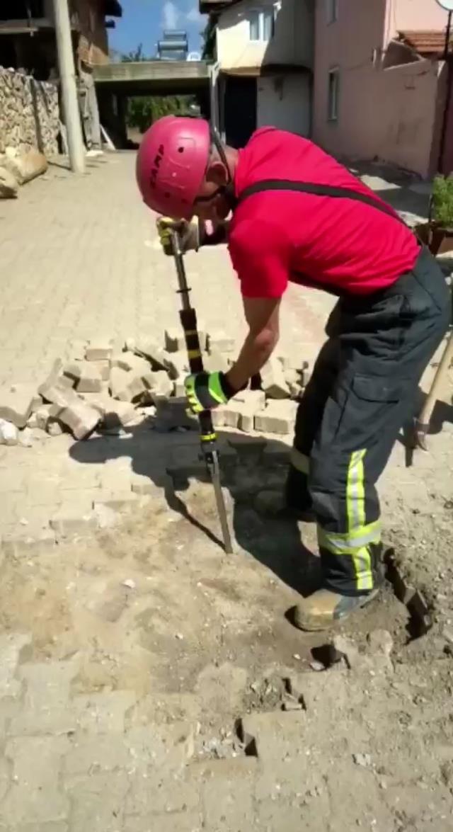 Yer altından gelen seslerin nedenini araştıran ekipler, toprağı kazınca içler acısı manzarayla karşılaştı