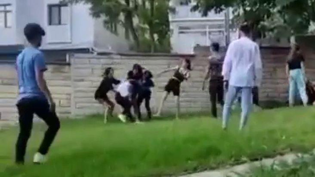 Yere düşünce tekmelemeye başladılar! İstanbul\'da bir grup kız, 1 kızı hunharca darp etti