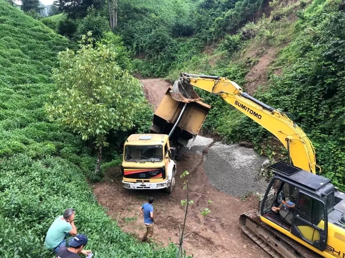 Yola devrilen kamyonu kaldırmak için yoğun uğraş verdiler