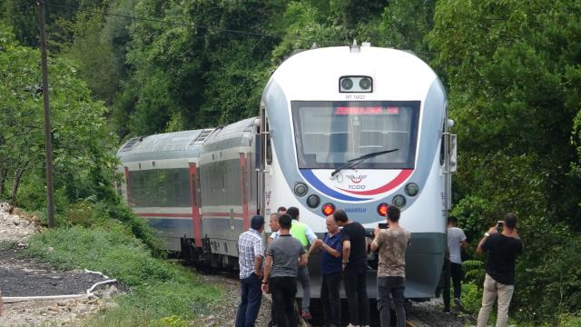 Yolcu treni raylarda yürüyen kıza çarptı Yolcu treni raylarda yürüyen kıza çarptı