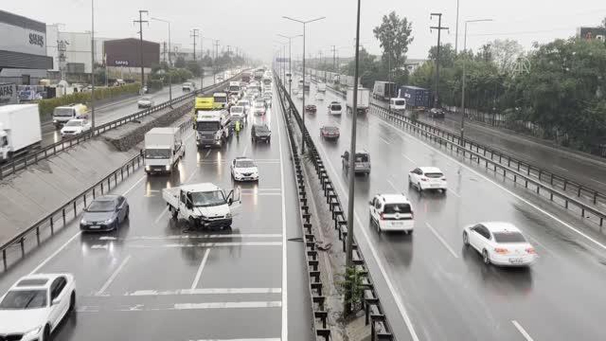 Kocaeli\'de zincirleme trafik kazasında 4 kişi yaralandı