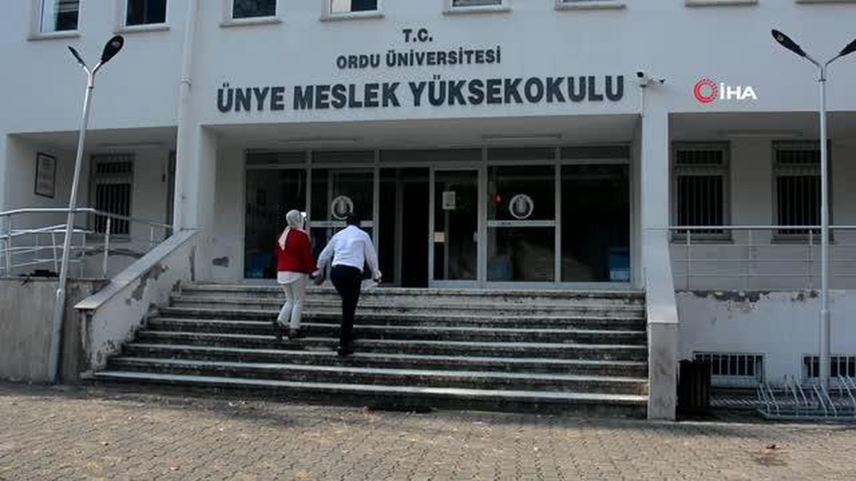 25. yıla giren evliliklerini aynı üniversiteyi kazanarak taçlandırdılar