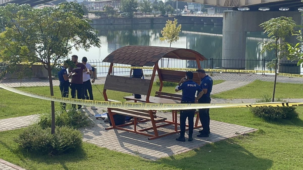 Adana\'da bir kişi parkta ölü bulundu
