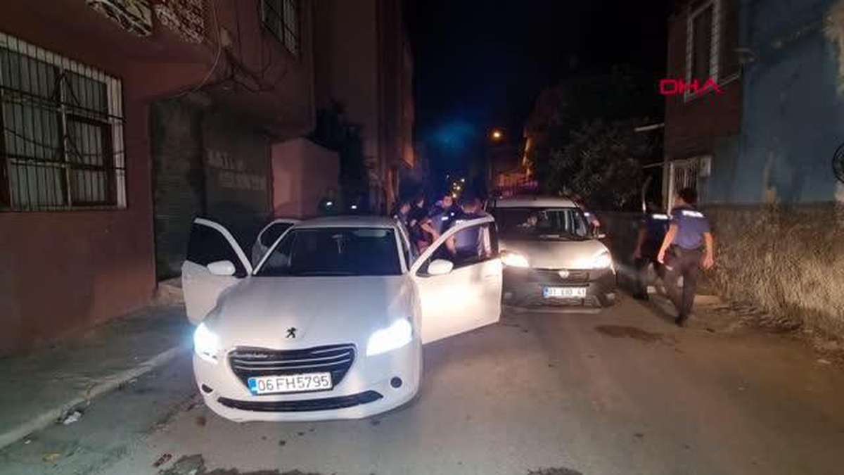 Polisten kaçıp, yola silah atan şüpheliler, takip sonucu yakalandı