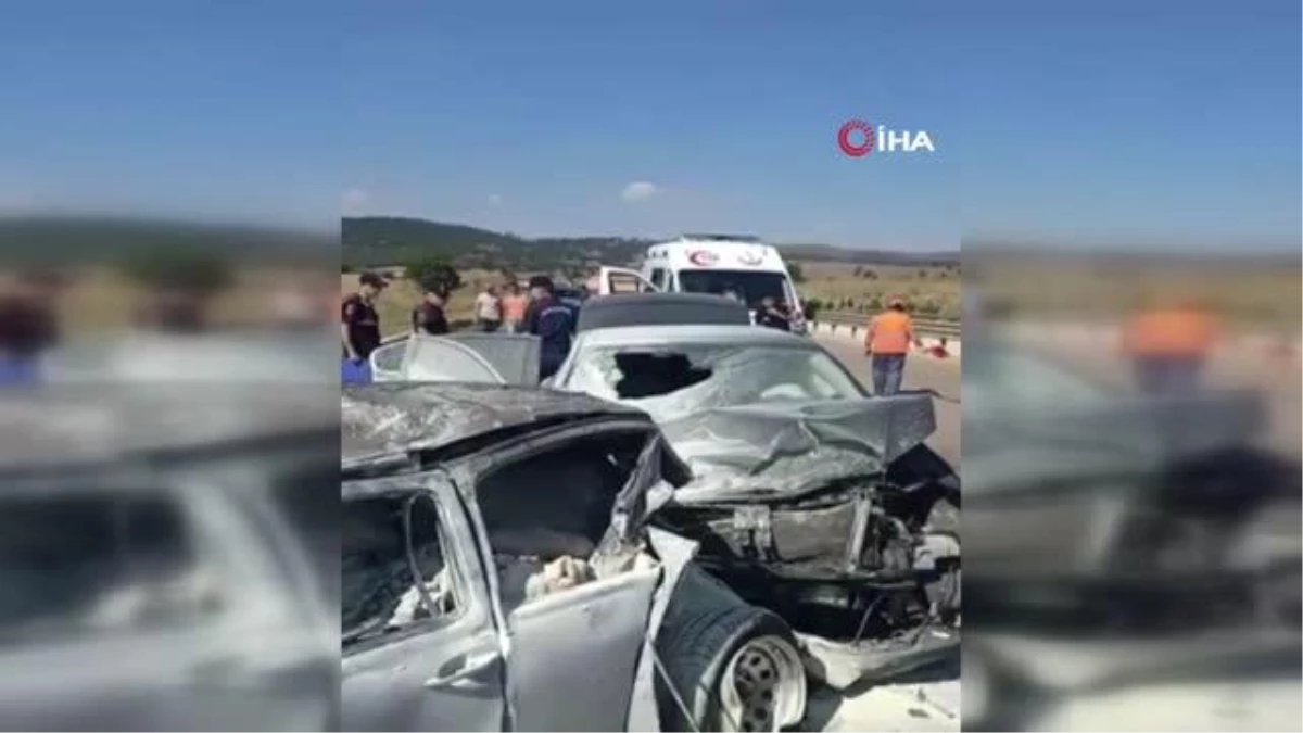Afyonkarahisar\'da iki otomobil çarpıştı: 1 ölü, 4 yaralı