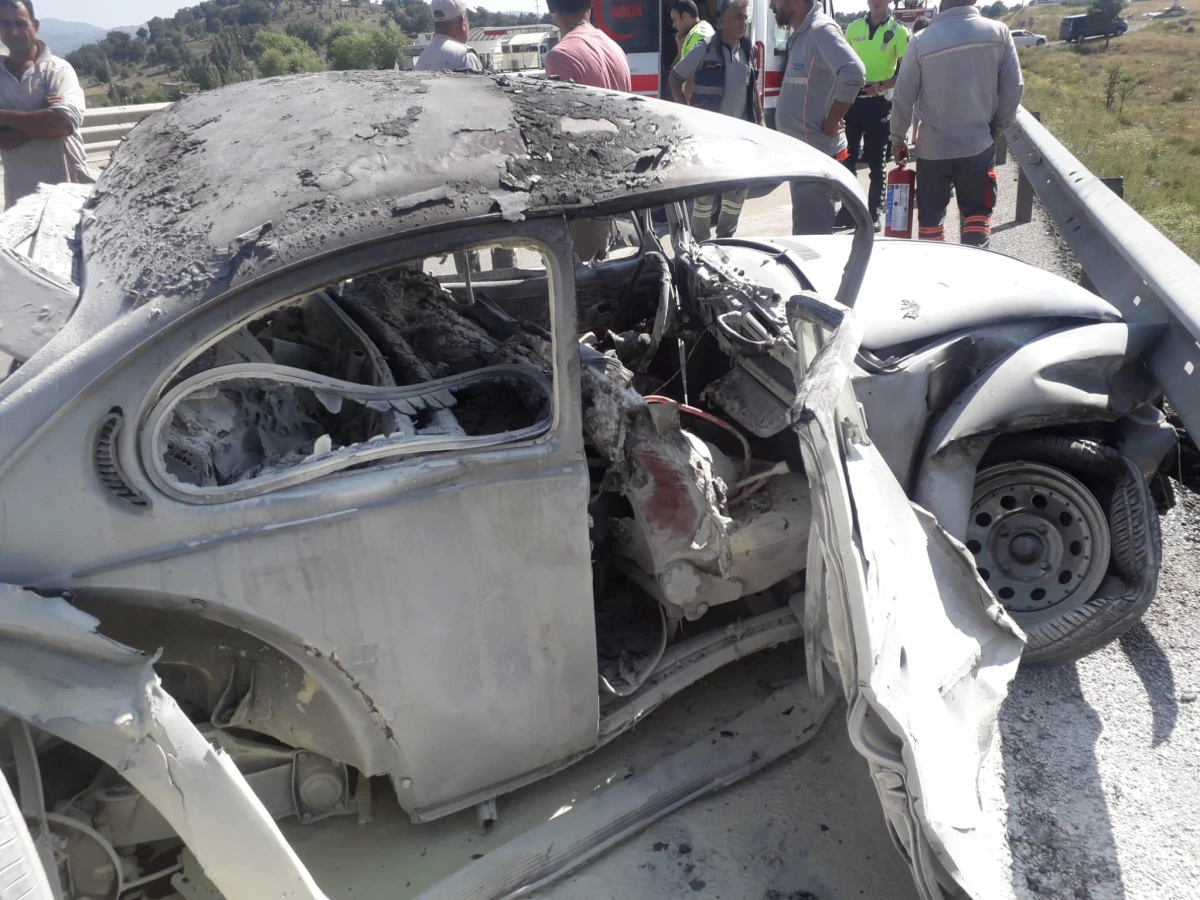 Afyonkarahisar\'da iki otomobilin çarpışması sonucu 1 kişi öldü, 4 kişi yaralandı