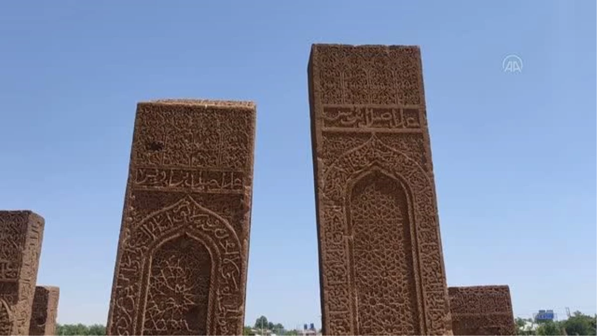 Ahlat Selçuklu Meydan Mezarlığında 41 yeni mezar ortaya çıkarıldı