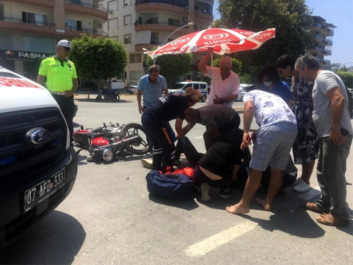 Alanya\'da motosiklet ile otomobil çarpıştı: 1\'i ağır, 2 yaralı