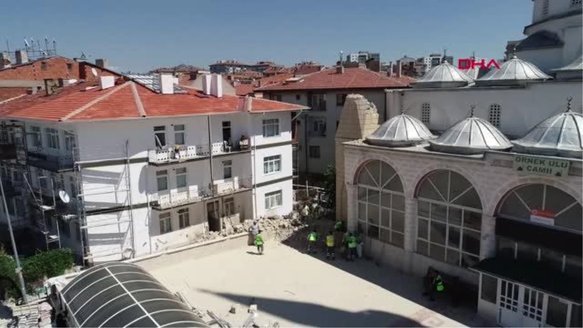 Ankara\'da minarenin üzerine devrildiği binadaki 6 daire de hasar görmüş