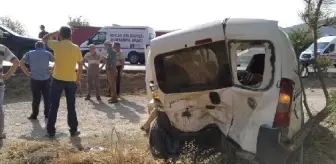 Antalya'da otomobil ile hafif ticari araç çarpıştı: 6 yaralı