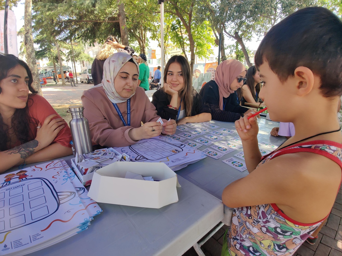 Avcılar Belediyesinden çocuklara oyun eşliğinde afet eğitimi