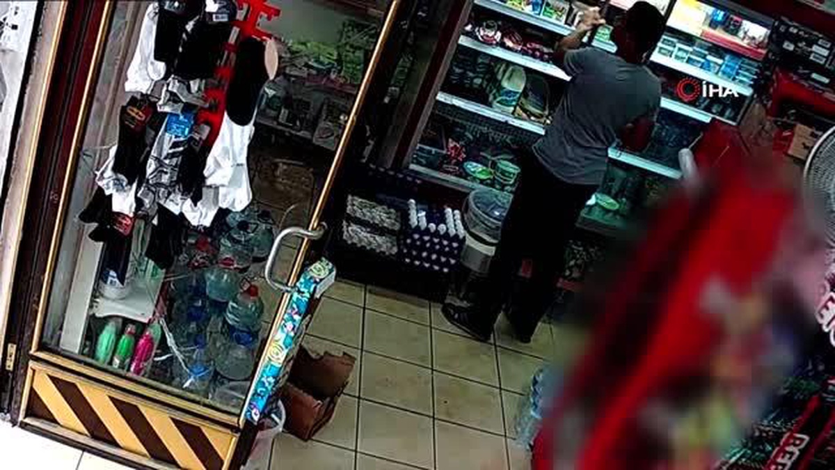 Fatih\'te bakkalı çocuğuna bırakan baba, hırsızı cep telefonu kamerasından gördü