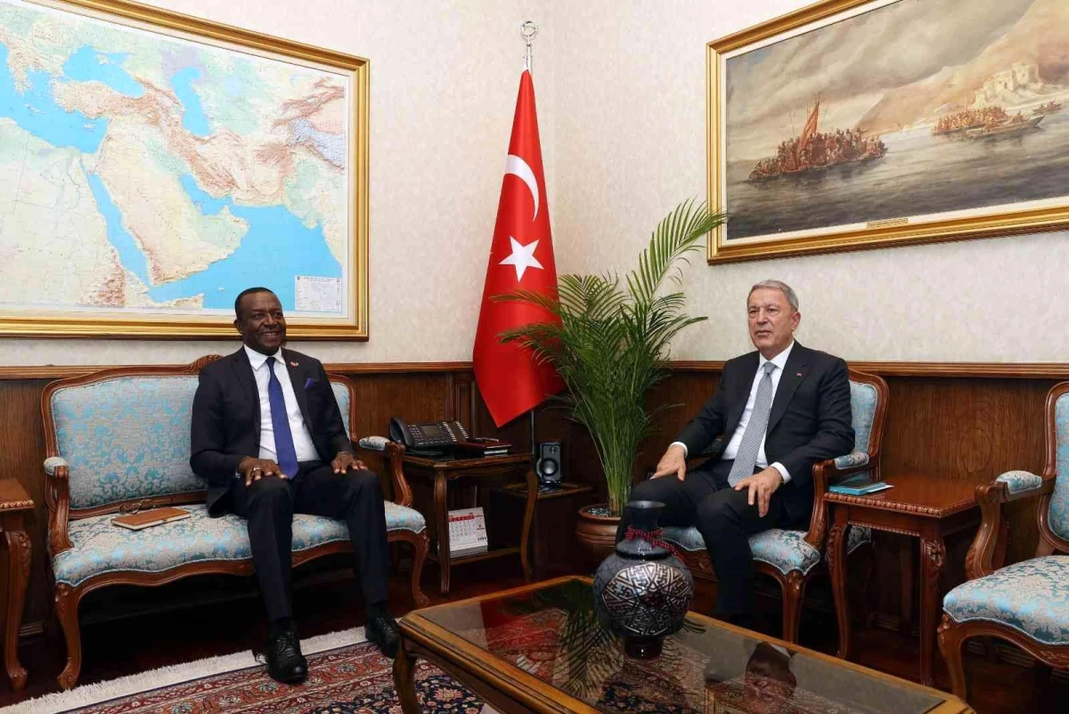 Bakanı Akar, Kamerun Büyükelçisi Tchatchouwo\'yu kabul etti