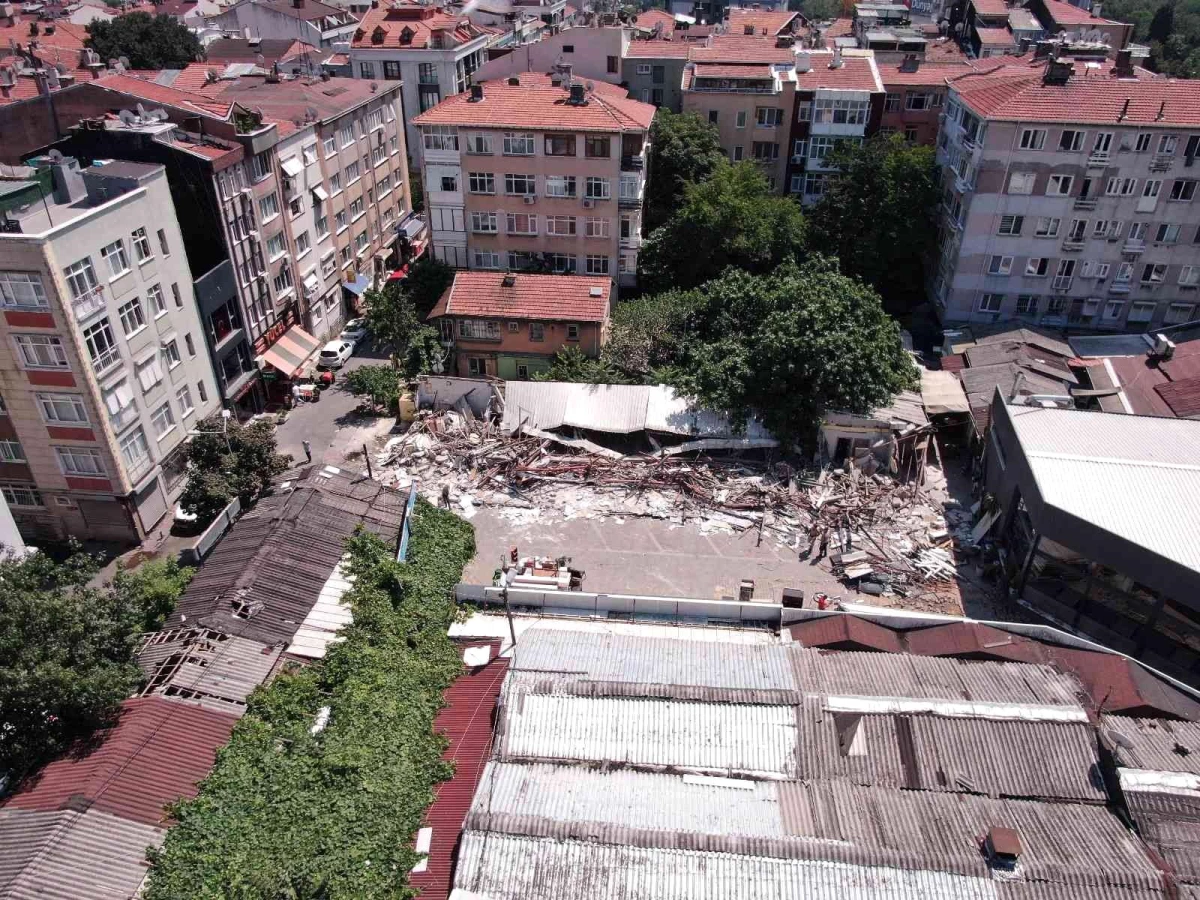 Bakırköy Belediyesi Balıkçılar çarşısını yıkıyor