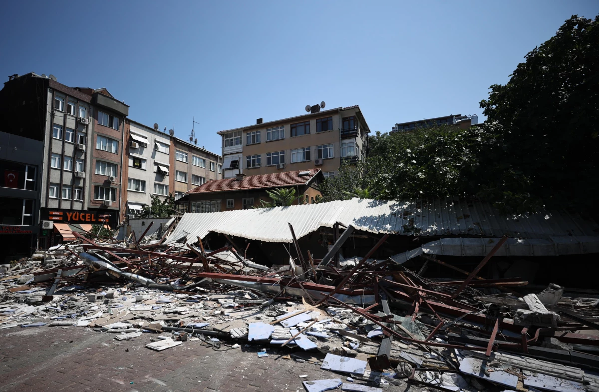 Bakırköy Belediyesince Zeytinlik\'teki dükkanların yıkılması esnafın tepkisine neden oldu