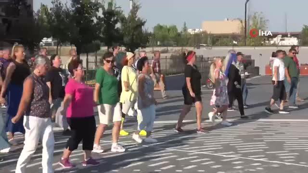 Balıkesir\'in kurtuluşunun 100. yılında 100 kişilik zeybek gösterisi