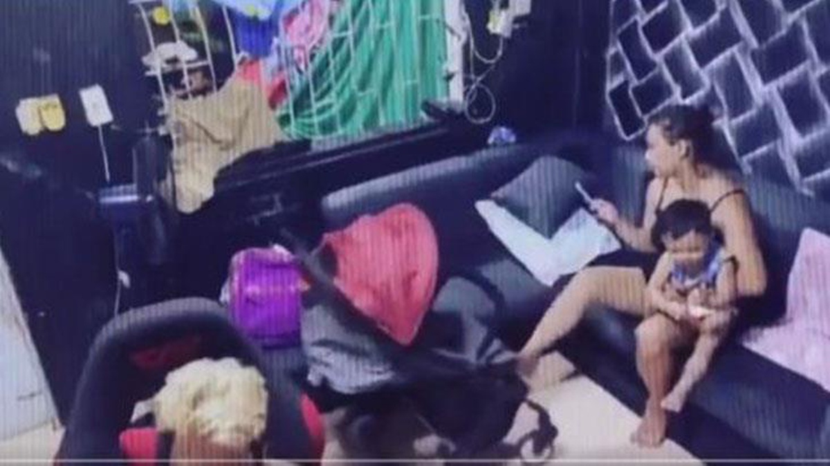 Telefona dalan anne bebeğini kaybettiğini sandı! Paylaşılan video tebessüm ettiriyor