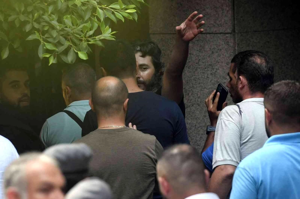 Beyrut\'ta bankadaki parasını çekemeyince 6 kişiyi rehin alan zanlı serbest bırakıldı