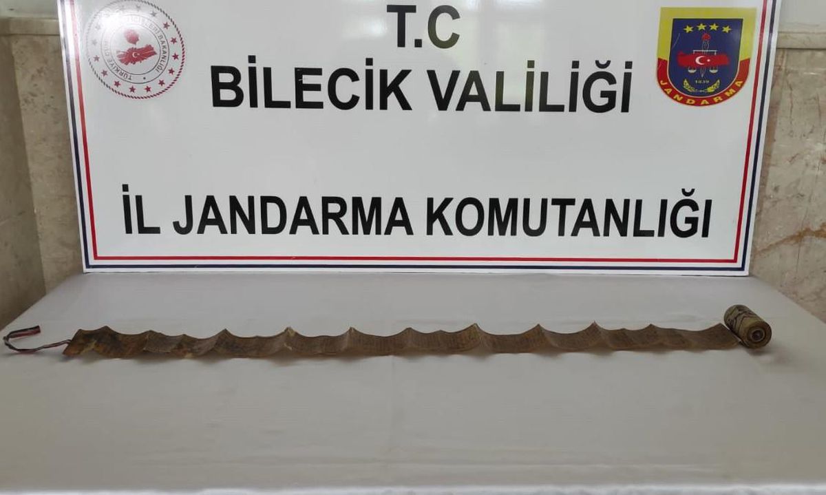 Bilecik\'te tarihi eser niteliğinde olduğu değerlendirilen yılan derisine yazılı dini eser ele geçirildi