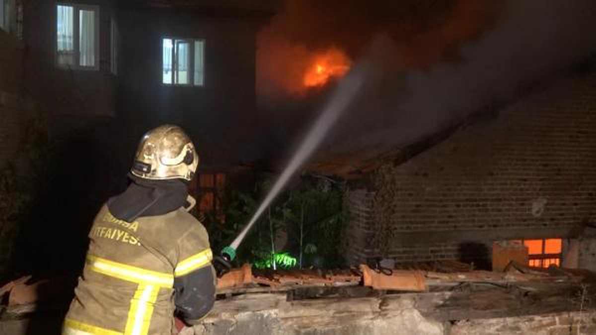 Bursa\'da tarihi ipek fabrikası binasında yangın (2)