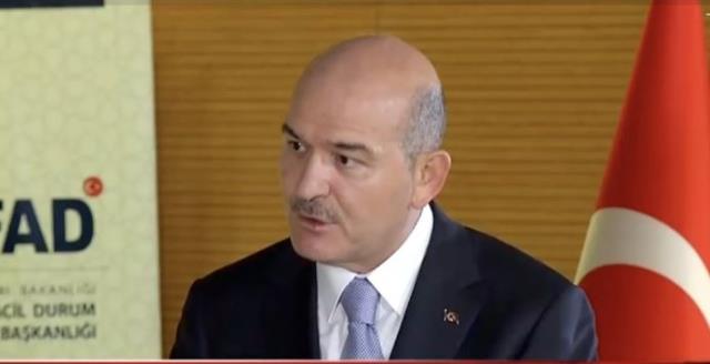 Canlı yayında 7.6'lık depremin canlandırmasını yapan Bakan Soylu, masanın altına girdi Canlı yayında 7.6'lık depremin canlandırmasını yapan Bakan Soylu, masanın altına girdi