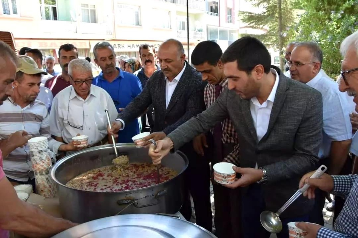 Doğanşehir\'de vatandaşlara aşure ikram edildi