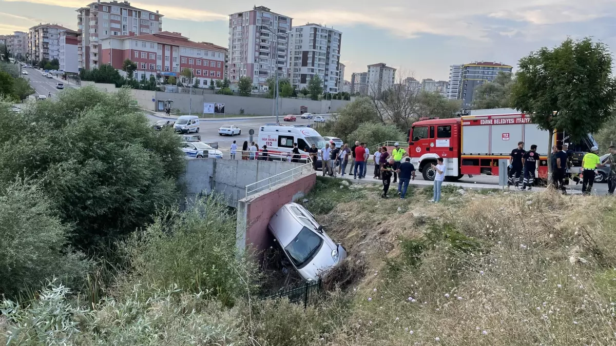 Edirne\'de bir otomobil su kanalına düştü