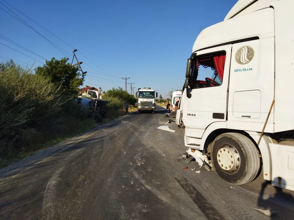 Elazığ\'da beton mikseriyle tırın çarpıştığı kazada sürücüler yaralandı