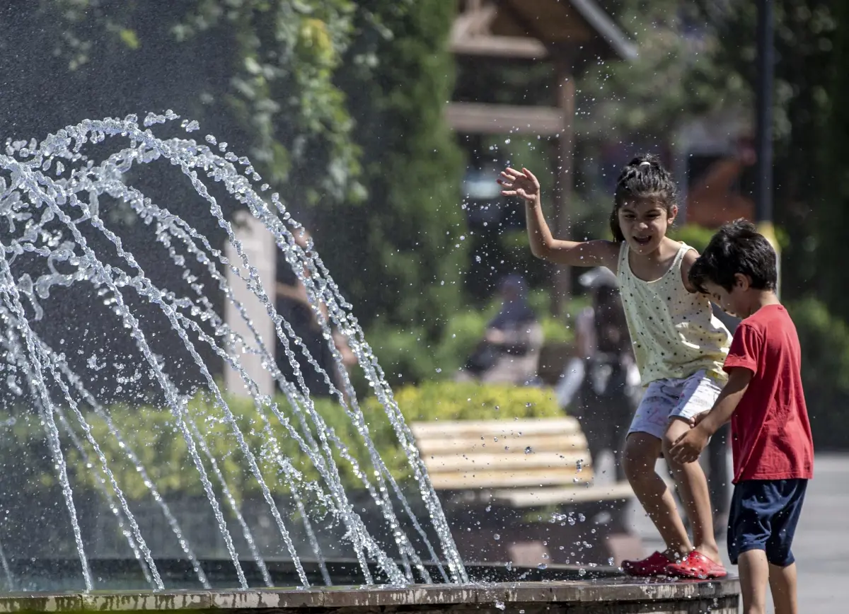 Erzurum\'da sıcaktan bunalanlar süs havuzları kenarında ve yeşil alanlarda serinliyor
