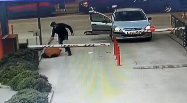 Eski eşini ve arkadaşını öldüren polis, 'Suçlu takibi yapıyorum' diyerek aracın yerini tespit ettirmiş Eski eşini ve arkadaşını öldüren polis, 'Suçlu takibi yapıyorum' diyerek aracın yerini tespit ettirmiş