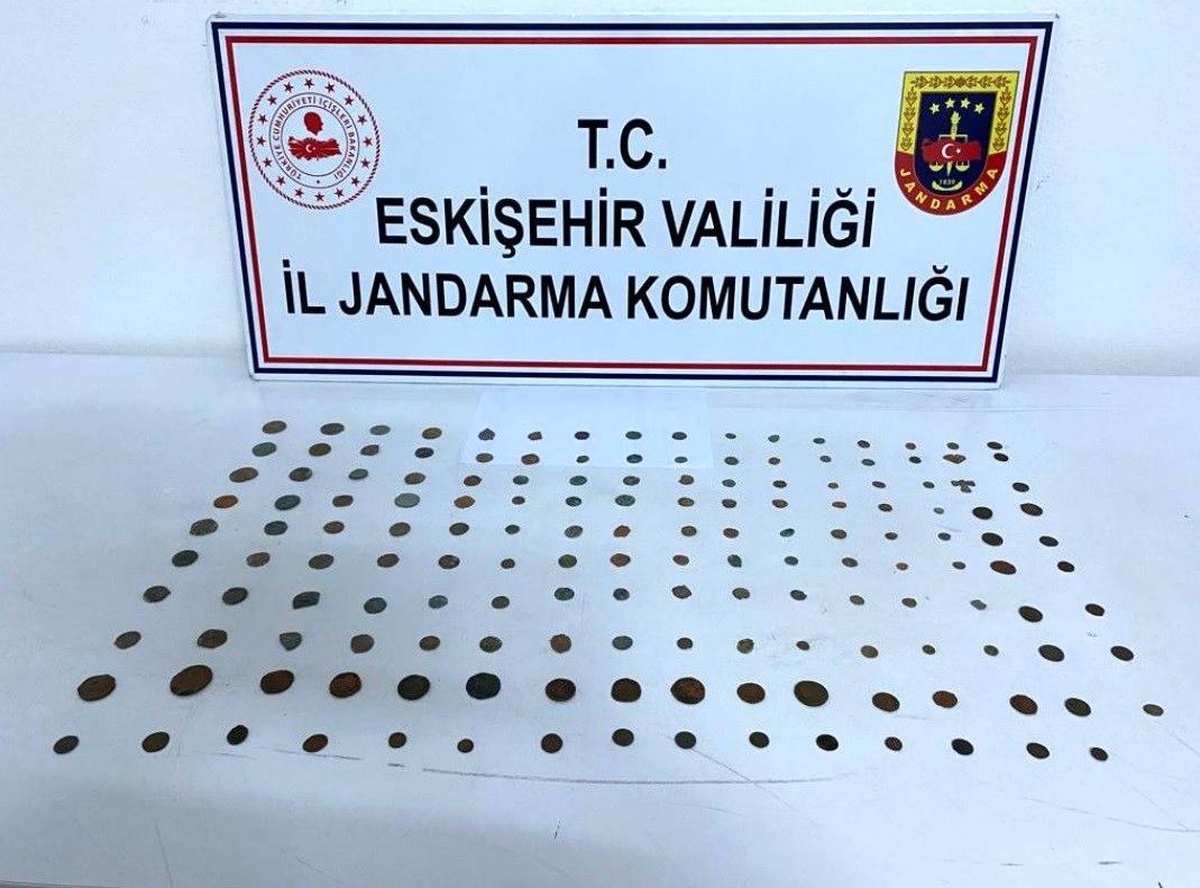 Eskişehir\'de bir araçta 157 adet tarihi sikke ele geçirildi