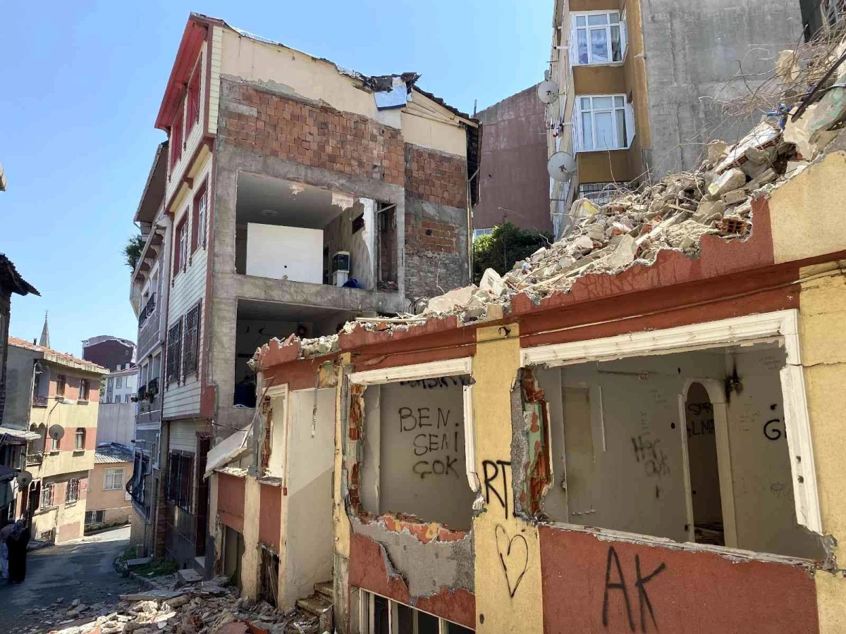 Fatih\'te yıkılan binanın bitişiğindeki 3 daire duvarsız kaldı