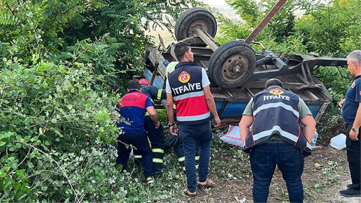 Düzce\'de can pazarı! Fındık işçilerini taşıyan traktör devrildi : 1 ölü, 12 yaralı