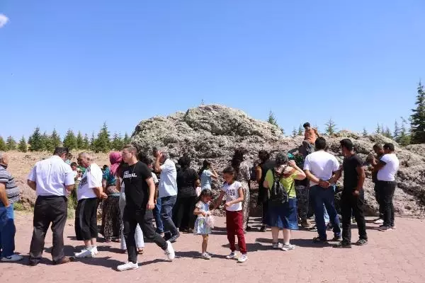 Duyanlar akın akın geliyor! Bu taşın içinden geçebilenlerin günahsız olduğuna inanılıyor