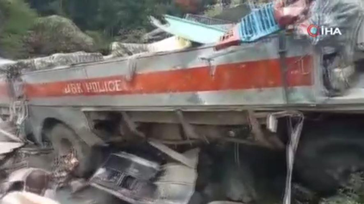 Hindistan\'da güvenlik güçlerini taşıyan otobüs nehre düştü: 7 ölü, 32 yaralı