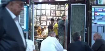 Irak'ın Zaho kentinde binden fazla ünlünün fotoğraflarıyla donatılan çayhane