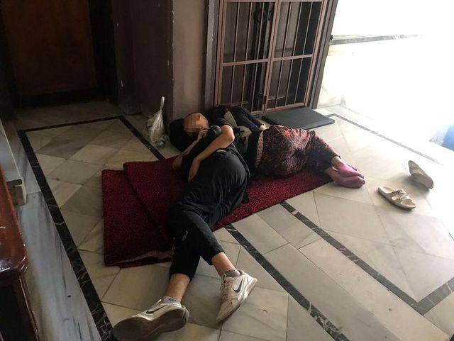 Sokakta yaşayan 2 sevgili, mahalleliyi canından bezdirdi! Son yaptıkları bardağı taşırdı Sokakta yaşayan 2 sevgili, mahalleliyi canından bezdirdi! Son yaptıkları bardağı taşırdı