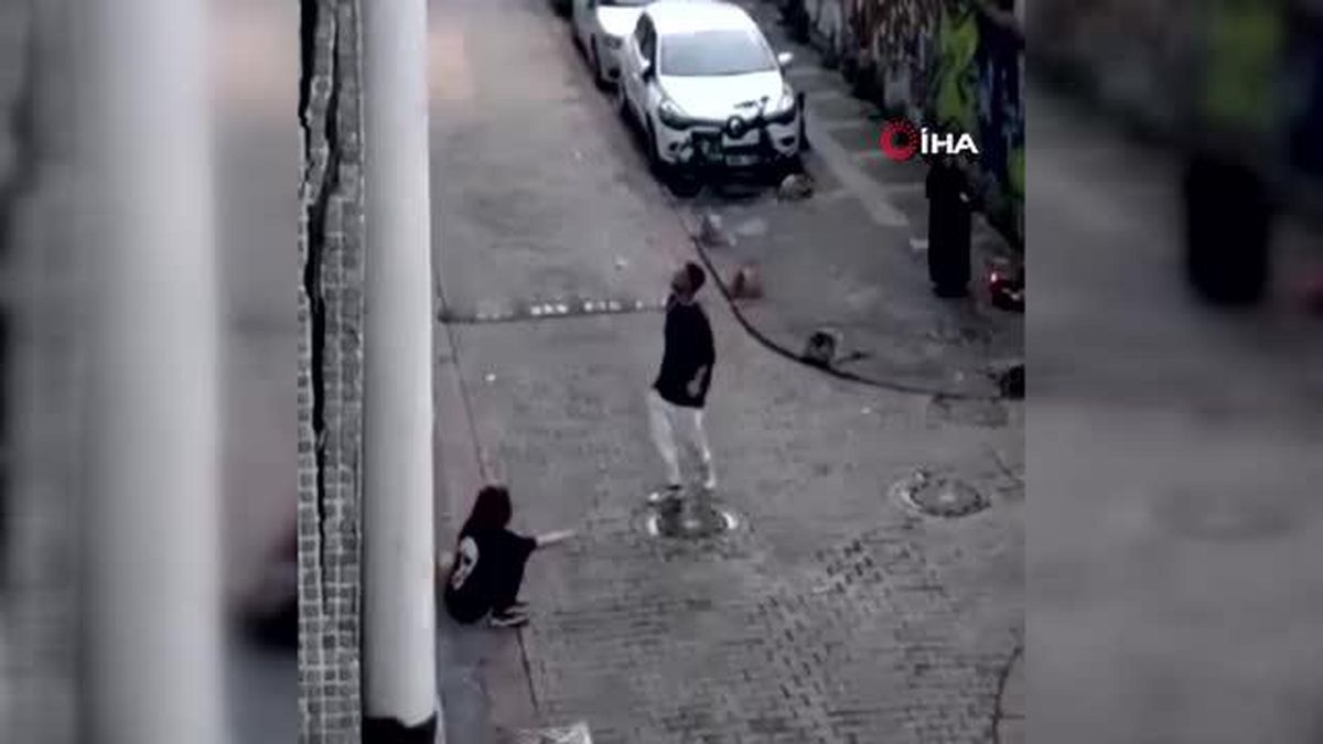 İstanbul\'da sevgili çift kabusu kamerada: Mahalleliye sataşıp camını kırdılar