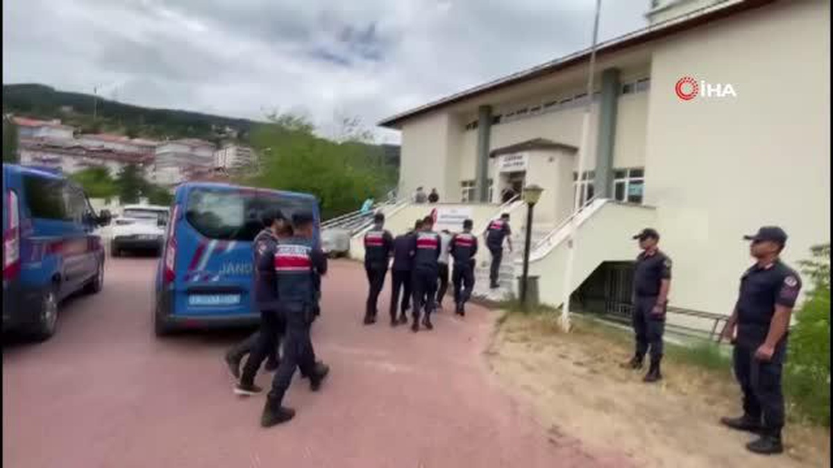 Kablo çalarken suçüstü yakalandılar