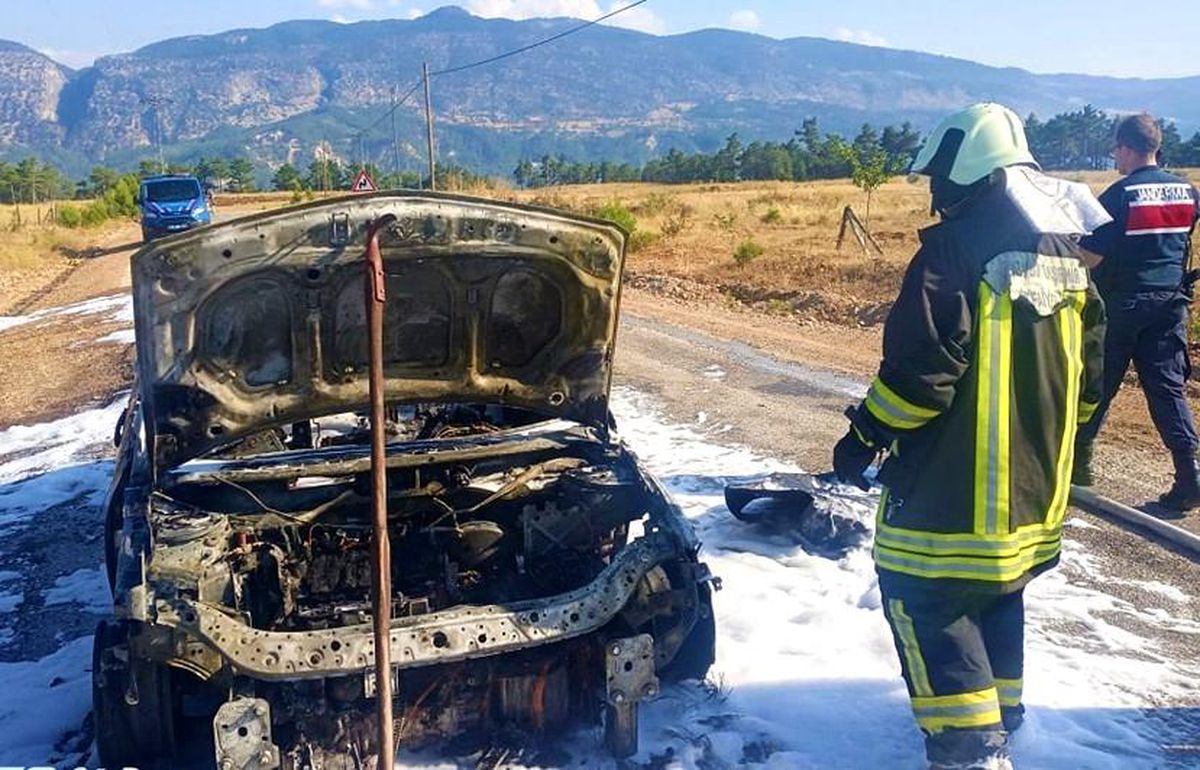 Kadın sürücü yanan araçtan son anda kurtuldu