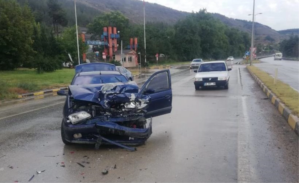 Karabük\'te otomobil ile cip çarpıştı, 6 kişi yaralandı